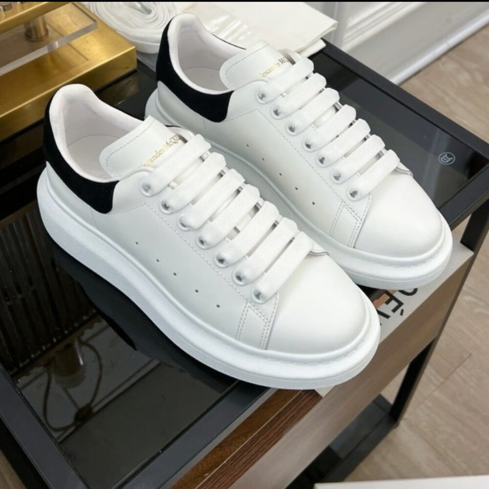 Alexander McQueen Sneakers in Black/White - Picture 2 of 3